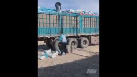 تکنیک جدید جهت تخلیه کیسهای سیمان از کامیون