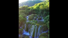 آبشار طبقه ای زیبای طبیعت