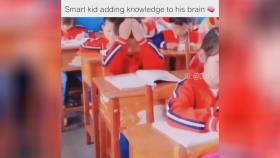 دانش آموز باهوش داره درس رو میریزه تو مغزش