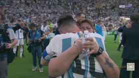 مسی در آغوش مادرش پس از قهرمانی در جام جهانی
