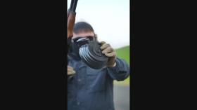 کلیپ تیراندازی با اسلحه کلاشینکف و نشان دادن اجزای داخل آن